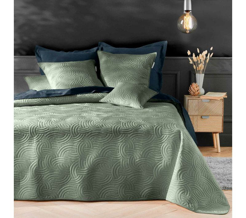 Couvre-lit 240x260 Cm + 2 Housses De Coussin 60x60 Cm – Velours Uni Matelassé Solange Cèdre