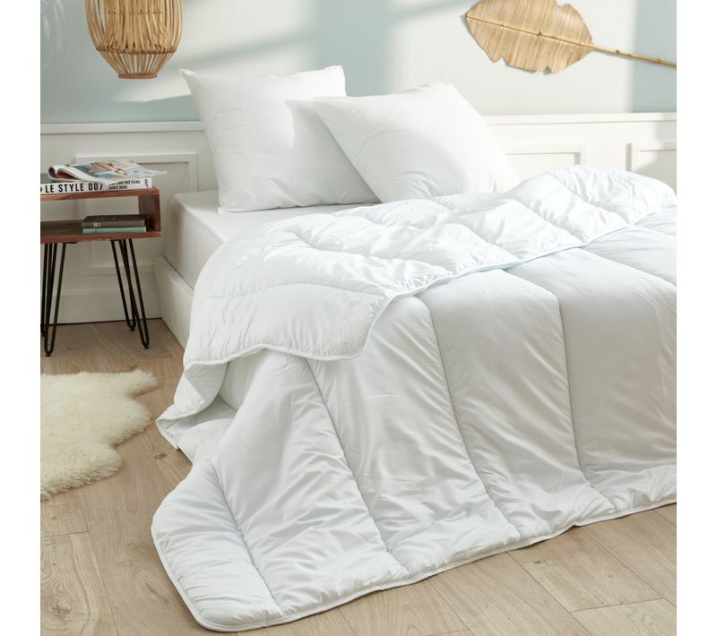 Couette Blanrêve Gamme "douceur" 240 X 220 Cm Traité Anti Acarien Soft et Care