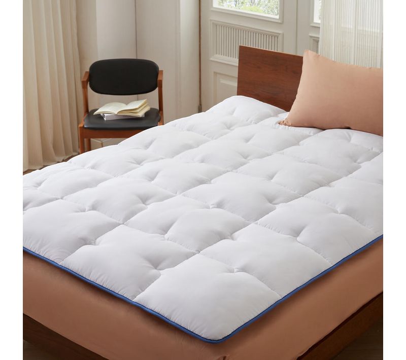 Surmatelas Enveloppant 160 X 190 Cm En Microfibre Respirante Avec Liseré Bleu – Moelleux – 2 Places