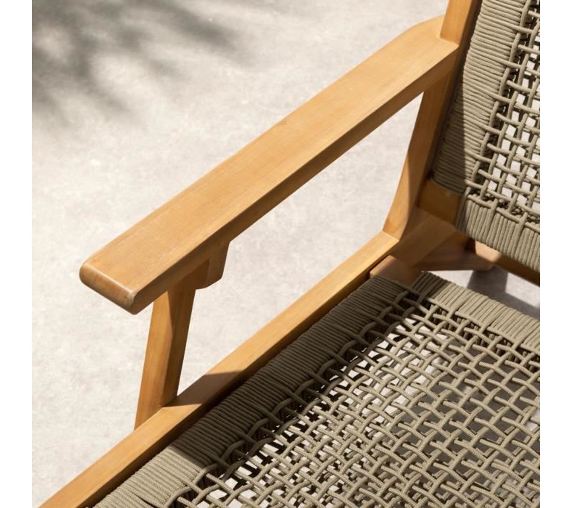 Petit fauteuil bas en bois brun verni