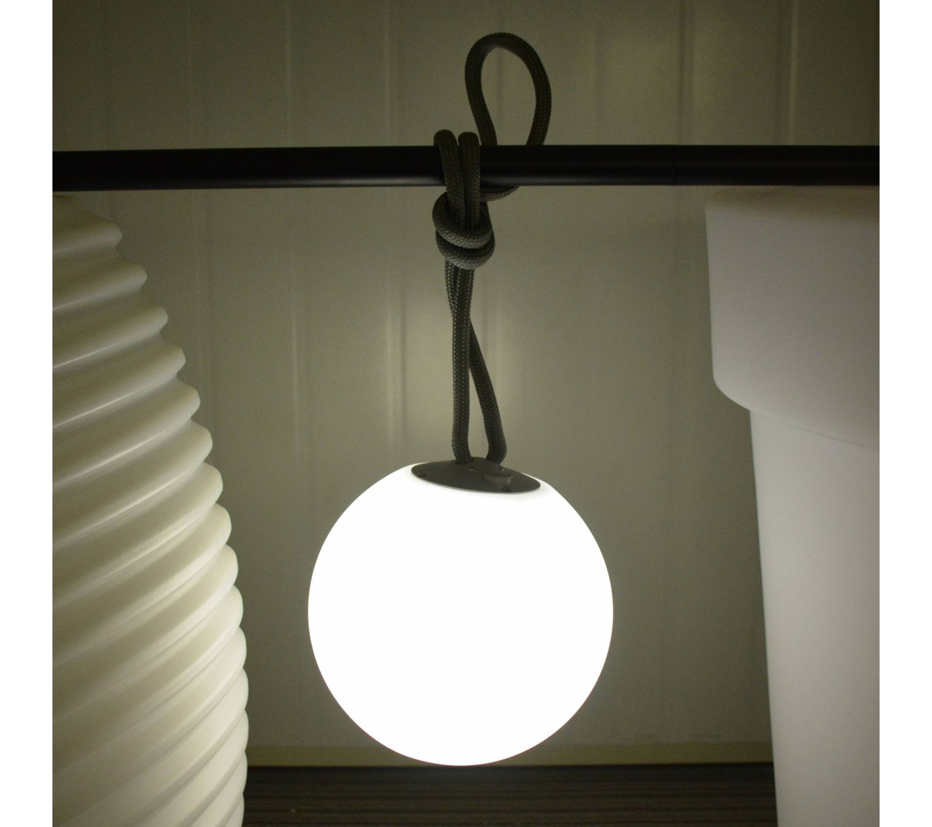 Corda 20 Lampe LED Sphérique À Suspendre, Boule Lumineuse À Accrocher, Ø 20 cm, Rechargeable