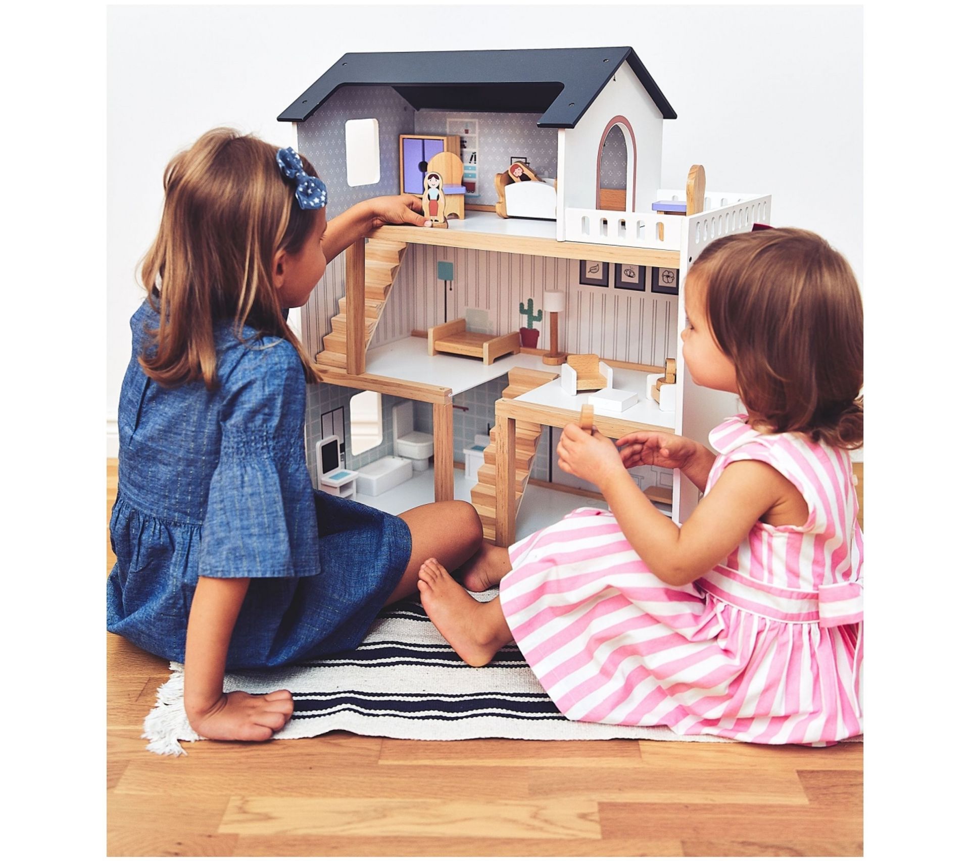 Maison De Poup?�es En Bois 70 X 30 X 60 Cm Terrasse, 4 Figurines, 3 Etages, 19 Pi?�ces Mobiles 